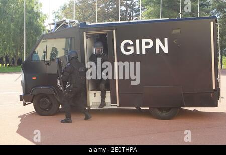 Les membres du GIPN (groupes nationaux d'intervention de la police) participent à un exercice modèle lors d'une cérémonie marquant le 40e anniversaire des groupes nationaux d'intervention de la police (GIPN) au Collège national de police de France à Saint-Cyr-au-Mont-d'Or, en France, le 15 octobre 2012. Photo de Vincent Dargent/ABACAPRESS.COM Banque D'Images