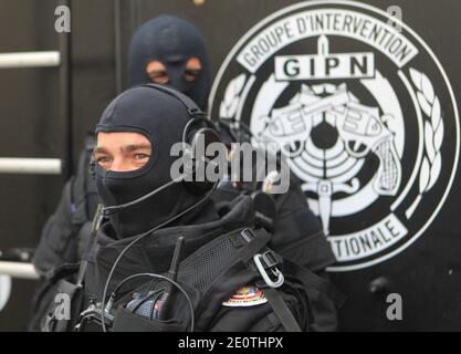 Les membres du GIPN (groupes nationaux d'intervention de la police) participent à un exercice modèle lors d'une cérémonie marquant le 40e anniversaire des groupes nationaux d'intervention de la police (GIPN) au Collège national de police de France à Saint-Cyr-au-Mont-d'Or, en France, le 15 octobre 2012. Photo de Vincent Dargent/ABACAPRESS.COM Banque D'Images