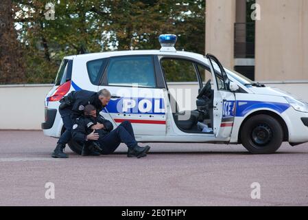 Les membres du GIPN (groupes nationaux d'intervention de la police) participent à un exercice modèle lors d'une cérémonie marquant le 40e anniversaire des groupes nationaux d'intervention de la police (GIPN) au Collège national de police de France à Saint-Cyr-au-Mont-d'Or, en France, le 15 octobre 2012. Photo de Vincent Dargent/ABACAPRESS.COM Banque D'Images