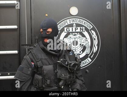 Les membres du GIPN (groupes nationaux d'intervention de la police) participent à un exercice modèle lors d'une cérémonie marquant le 40e anniversaire des groupes nationaux d'intervention de la police (GIPN) au Collège national de police de France à Saint-Cyr-au-Mont-d'Or, en France, le 15 octobre 2012. Photo de Vincent Dargent/ABACAPRESS.COM Banque D'Images