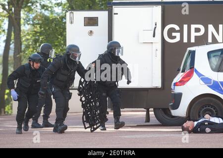 Les membres du GIPN (groupes nationaux d'intervention de la police) participent à un exercice modèle lors d'une cérémonie marquant le 40e anniversaire des groupes nationaux d'intervention de la police (GIPN) au Collège national de police de France à Saint-Cyr-au-Mont-d'Or, en France, le 15 octobre 2012. Photo de Vincent Dargent/ABACAPRESS.COM Banque D'Images