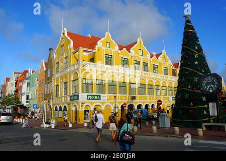 Willemstad, Curaçao - 14 novembre 2018 - vue sur les bâtiments colorés le long de la baie de St Anna pendant la journée Banque D'Images