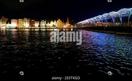 Willemstad, Curaçao - le 14 novembre 2018 - vue nocturne des bâtiments éclairés et du pont de la reine Emma le long de la baie de St Anna Banque D'Images