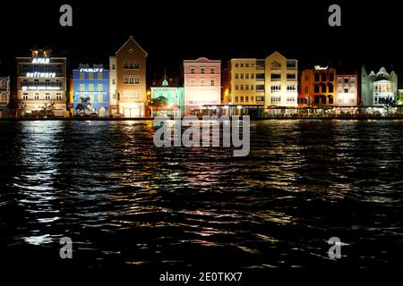 Willemstad, Curaçao - le 14 novembre 2018 - vue nocturne sur les bâtiments éclairés le long de la baie de St Anna Banque D'Images