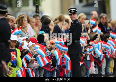 Atmosphère comme le Grand-Duc héréditaire Guillaume de Luxembourg et la comtesse belge Stephanie de Lannoy arrivent au Palais Grand-ducal après leur mariage civil à l'Hôtel de ville à Luxembourg, Luxembourg, le 19 octobre 2012. Le grand-duc héréditaire de Luxembourg, âgé de 30 ans, est le dernier prince héréditaire d'Europe à se marier, épousant sa mariée de 28 ans de la comtesse belge. Photo de Mousse/ABACAPRESS.COM Banque D'Images