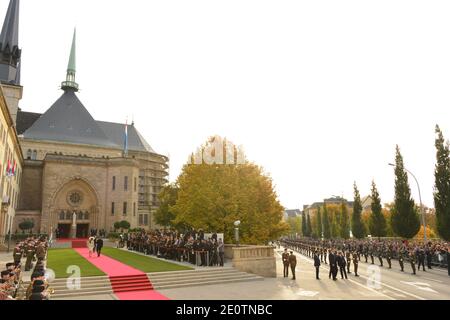 Atmosphère arrivée à la cérémonie de mariage du grand-duc héréditaire Guillaume de Luxembourg et de la princesse Stephanie de Luxembourg à la cathédrale notre-Dame de Luxembourg, à Luxembourg, Luxembourg, le 20 octobre 2012. Le Grand-duc héréditaire de Luxembourg, âgé de 30 ans, est le dernier prince héréditaire d'Europe à se marier, épousant sa mariée de 28 ans de la comtesse belge dans une somptueuse cérémonie de 2 jours. Photo de Jeremy Charriau/ABACAPRESS.COM Banque D'Images