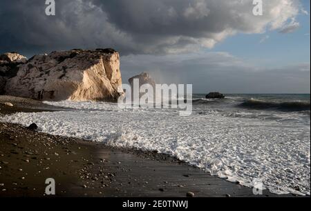 Paysage marin avec vagues venteuses pendant la tempête Rock d'Aphrodite Paphos Chypre. Banque D'Images