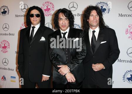 Gene Simmons, Paul Stanley et Eric Singer arrivant à Mercedes-Benz présente le Gala « Carousel de l'espoir » à Los Angeles, CA, Etats-Unis le 20 octobre 2012. Photo de Krista Kennel/ABACAPRESS.COM Banque D'Images