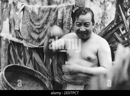 Prince Norodom Sihanouk ayant un bain, la manière traditionnelle. Il utilise une coque de noix de coco et un pot d'eau lors d'une visite dans les 'zones libérées' du Cambodge le 1973 mars. Sihanouk, déposé le 1970 mars par le lieutenant-général Lon Nol, a été rejoint dans une alliance par un groupe d'insurrection marxiste souterrain, les Khmers Rouges, dirigé officiellement par Khieu Samphan et Ieng Sary. En réalité, Saloth SAR (Pol Pot) était le véritable 'numéro 1' du mouvement révolutionnaire. Photo par Jazz Editions/ABACAPRESS.COM Banque D'Images