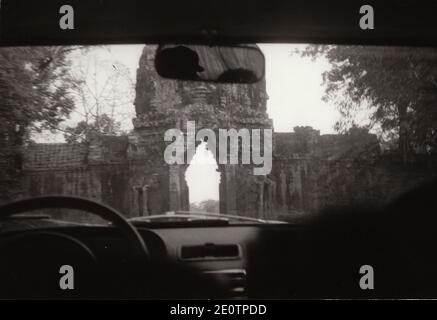 Le Prince Norodom Sihanouk, Président du Gouvernement royal de l'Union nationale du Cambodge (GRUNC), prend cette photo en entrant dans la ville antique d'Angkor Thom lors d'une visite dans les 'zones libéréess' du Cambodge le 1973 avril. Sihanouk, déposé le 1970 mars par le lieutenant-général Lon Nol, a été rejoint dans une alliance par un groupe d'insurrection marxiste souterrain, les Khmers Rouges, dirigé officiellement par Khieu Samphan et Ieng Sary. En réalité, Saloth SAR (Pol Pot) était le véritable 'numéro 1' du mouvement révolutionnaire. Photo par Jazz Editions/ABACAPRESS.COM Banque D'Images