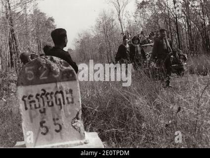 Sur la route nationale entre Stung Treng et Kratie, le prince Norodom Sihanouk et sa femme Monique lors d'une visite dans les « zones libérées » du Cambodge le 1973 mars. Sihanouk, déposé le 1970 mars par le lieutenant-général Lon Nol, a été rejoint dans une alliance par un groupe d'insurrection marxiste souterrain, les Khmers Rouges, dirigé officiellement par Khieu Samphan et Ieng Sary. En réalité, Saloth SAR (Pol Pot) était le véritable 'numéro 1' du mouvement révolutionnaire. Photo par Jazz Editions/ABACAPRESS.COM Banque D'Images