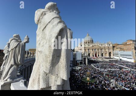 Le pape Benoît XVI a nommé sept nouveaux saints lors d'une cérémonie de canonisation sur la place Saint-Pierre à Rome, au Vatican, le 21 octobre 2012 , y compris le premier amérindien, Louant leur « courage héroïque » dans une année où l'Église catholique cherche à contrer la vague montante de laïcité en Occident. Kateri Tekakwitha est né dans le nord de l'État de New York en 1656 d'un père Mohawk et d'une mère chrétienne algonquine. Le nouveau saint a travaillé comme une nonne près de Montréal. Marianne Cope, née en Allemagne, a été saluée pour son sacrifice individuel en aidant une colonie de lépreux outcast à Molokai, Hawaï, pendant les 30 dernières années de h Banque D'Images