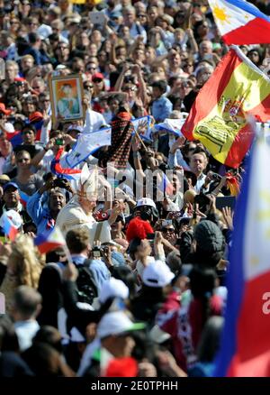 Le pape Benoît XVI a nommé sept nouveaux saints lors d'une cérémonie de canonisation sur la place Saint-Pierre à Rome, au Vatican, le 21 octobre 2012 , y compris le premier amérindien, Louant leur « courage héroïque » dans une année où l'Église catholique cherche à contrer la vague montante de laïcité en Occident. Kateri Tekakwitha est né dans le nord de l'État de New York en 1656 d'un père Mohawk et d'une mère chrétienne algonquine. Le nouveau saint a travaillé comme une nonne près de Montréal. Marianne Cope, née en Allemagne, a été saluée pour son sacrifice individuel en aidant une colonie de lépreux outcast à Molokai, Hawaï, pendant les 30 dernières années de h Banque D'Images