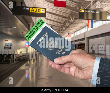 Maquette du terminal de l'aéroport avec homme d'affaires main tenant passeport et Certificat de vaccination contre le coronavirus Banque D'Images