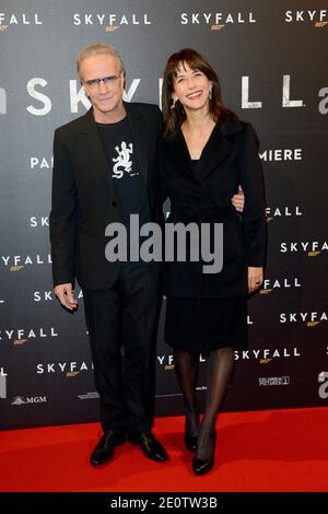 Christophe Lambert et Sophie Marceau assistent à la dernière première James Bond Skyfall à l'UGC Normandie, à Paris, en France, le 24 octobre 2012. Photo de Nicolas Briquet/ABACAPRESS.COM Banque D'Images