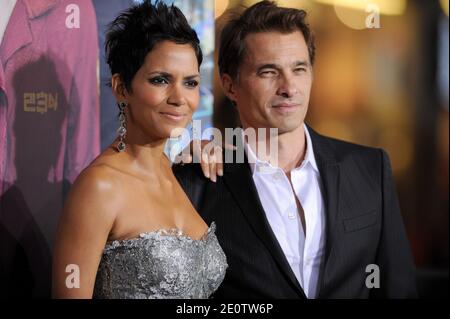 Photo du fichier : Halle Berry et Olivier Martinez arrivant à Warner Bros. Photos 'Cloud Atlas' première au Grauman's Chinese Theatre à Los Angeles, CA, Etats-Unis le 24 octobre 2012. Le mardi 27 octobre, la star Oscar-gagnante et son mari, Olivier Martinez, ont annoncé qu'ils divorçaient après deux ans de mariage. C'est le quatrième et troisième divorce de Berry au cours des deux dernières décennies. En plus de Martinez, l'actrice de 49 ans a traité sa juste part de hauts et de bas romantiques avec d'anciennes flammes comme David Justice, Gabriel Aubry et Eric Benet. Photo de Lionel Hahn/ABACAPR Banque D'Images