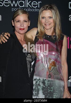 Michelle Pfeiffer arrivant pour la 8e fête annuelle Pink Party au profit du programme de lutte contre le cancer des femmes Cedars-Sinai, tenue à Hanger 8 à l'aéroport de Santa Monica, Los Angeles, CA, États-Unis le 27 octobre 2012. Photo de Baxter/ABACAPRESS.COM Banque D'Images