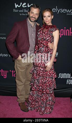 Judd Apatow et Leslie J. Mann arrivent pour la 8e fête annuelle Pink au profit du programme de lutte contre le cancer des femmes Cedars-Sinai, qui s'est tenue à Hanger 8 à l'aéroport de Santa Monica, Los Angeles, CA, États-Unis, le 27 octobre 2012. Photo de Baxter/ABACAPRESS.COM Banque D'Images