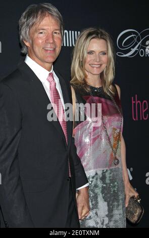 Michelle Pfeiffer et son mari David E. Kelly arrivent pour le 8e Pink Party annuel au profit du Cedars-Sinai Women's cancer Program, qui s'est tenu à Hanger 8 à l'aéroport de Santa Monica, Los Angeles, CA, USA le 27 octobre 2012. Photo de Baxter/ABACAPRESS.COM Banque D'Images