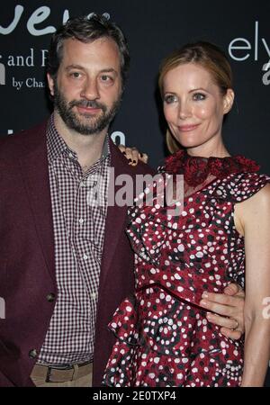 Judd Apatow et Leslie J. Mann arrivent pour la 8e fête annuelle Pink au profit du programme de lutte contre le cancer des femmes Cedars-Sinai, qui s'est tenue à Hanger 8 à l'aéroport de Santa Monica, Los Angeles, CA, États-Unis, le 27 octobre 2012. Photo de Baxter/ABACAPRESS.COM Banque D'Images