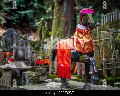 Statue de cheval Fushimi Inari Temple Kyoto Japon. Fushimi Inari statue de cheval vêtue de robes de cérémonie rouges. Banque D'Images