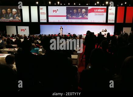 Le premier secrétaire de l'ancien parti socialiste français (PS) et le maire de Lille, Martine Aubry, prononce un discours et sur un scénario le premier secrétaire du parti socialiste français (PS), Harlem Desir, le premier ministre français Jean-Marc Ayrault et le président de l'Assemblée nationale française, Claude Bartolone, lors du congrès national du parti socialiste (PS) à Toulouse, dans le sud de la France, Le 27 octobre 2012. La réunion réunit, jusqu'en octobre 28, les membres élus de la FP et les secrétaires fédéraux pour débattre des nouvelles orientations du parti. Photo de Patrick Bernard/ABACAPRESS.COM Banque D'Images