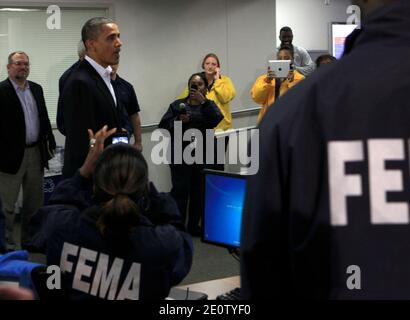 LE président AMÉRICAIN Barack Obama s'arrête brièvement pour parler aux travailleurs au siège de la FEMA à Washington, DC, USA, le 28 octobre 2012. Photo de Dennis Brack/ABACAPRESS.COM Banque D'Images