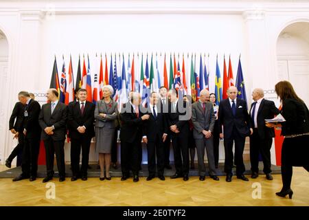 Le ministre français de l'économie et des finances, Pierre Moscovici, président de l'Organisation internationale du travail, Guy Ryder, chef du Fonds monétaire international (FMI), Christine Lagarde, secrétaire général de l'Organisation de coopération et de développement économiques (OCDE), Angel Gurria, président français, François Hollande, président de la Banque mondiale, Jim Yong Kim, directeur général de l'Organisation mondiale du commerce (OMC), Pascal Lamy, Le ministre français des Affaires étrangères Laurent Fabius et le ministre français du travail, de l'emploi et du dialogue social Michel Sapin posent à une puiture familiale lors d'une rencontre avec le président français et les chefs de gouvernement Banque D'Images