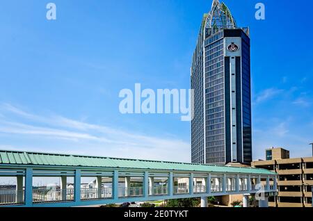 Le Renaissance Mobile Riverview Plaza est photographié, le 25 août 2017, à Mobile, Alabama. Le Riverview Plaza, érigé en 1983, mesure 374 mètres. Banque D'Images