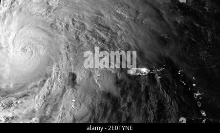 Tôt dans la matinée, le 25 octobre 2012, le satellite Suomi NPP a traversé l'ouragan Sandy après qu'il ait fait une chute au-dessus de Cuba et de la Jamaïque, capturant cette imagerie infrarouge très détaillée, montrant des zones de convection profonde autour de l'œil central. Outre les images infrarouges très détaillées, le satellite présente des images visibles des sommets nuagés, ainsi que les lumières de la ville de Porto Rico et des îles Vierges. Photo de la NASA via ABACAPRESS.COM Banque D'Images