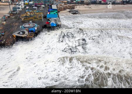 Vues aériennes des dommages causés par l'ouragan Sandy sur la côte du New Jersey, États-Unis, prises lors d'une mission de recherche et de sauvetage par le 1-150 Bataillon d'hélicoptères d'assaut, Garde nationale de l'armée du New Jersey, 30 octobre 2012. Photo par USAF via ABACAPRESS.COM Banque D'Images