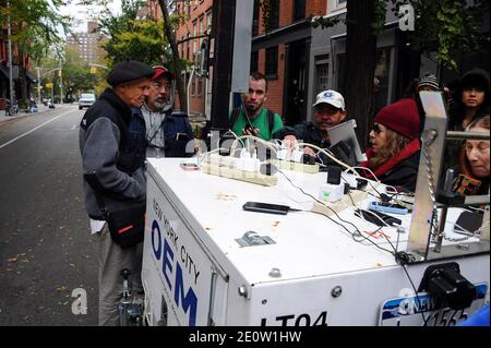 Les gens facturent leurs appareils électroniques dans la rue de West Village, New York City, NY, USA, le 31 octobre 2012. Photo de Morgan Dessalles/ABACAPRESS.COM Banque D'Images