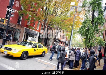 Les gens facturent leurs appareils électroniques dans la rue de West Village, New York City, NY, USA, le 31 octobre 2012. Photo de Morgan Dessalles/ABACAPRESS.COM Banque D'Images