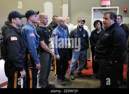 Le gouverneur Chris Christie et le lieutenant-gouverneur Kim Guadagno ont visité les premiers intervenants après avoir visité les zones endommagées par les inondations à Moonachie, NJ, États-Unis, le jeudi 1er novembre 2012. Photo de Tim Larsen/Bureau du gouverneur/ABACAPRESS.COM Banque D'Images