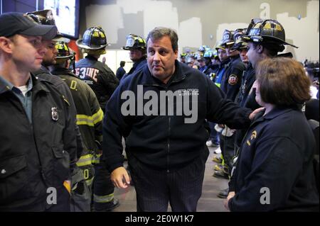 Le gouverneur Chris Christie et le lieutenant-gouverneur Kim Guadagno visitent et remercient les premiers intervenants après avoir visité les zones endommagées par les inondations à Moonachie, NJ, États-Unis, le jeudi 1er novembre 2012. Photo de Tim Larsen/Bureau du gouverneur/ABACAPRESS.COM Banque D'Images