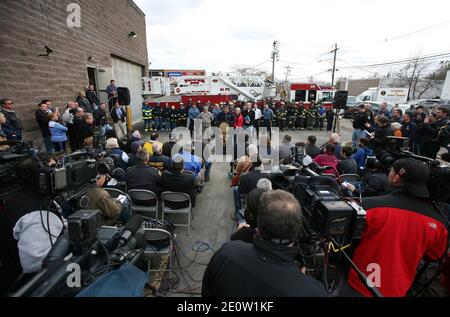 Le gouverneur Chris Christie et le lieutenant-gouverneur Kim Guadagno tiennent une conférence de presse après avoir visité des résidents et visité des zones endommagées par les inondations à Moonachie, NJ, États-Unis, le jeudi 1er novembre 2012. Photo de Tim Larsen/Bureau du gouverneur/ABACAPRESS.COM Banque D'Images