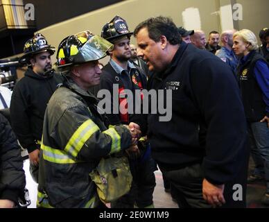 Le gouverneur Chris Christie et le lieutenant-gouverneur Kim Guadagno visitent et remercient les premiers intervenants après avoir visité les zones endommagées par les inondations à Moonachie, NJ, États-Unis, le jeudi 1er novembre 2012. Photo de Tim Larsen/Bureau du gouverneur/ABACAPRESS.COM Banque D'Images