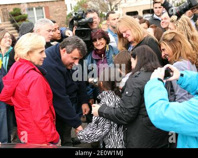 Le gouverneur Chris Christie et le lieutenant-gouverneur Kim Guadagno visitent les résidents et visitent les zones endommagées par les inondations à Moonachie, NJ, États-Unis, le jeudi 1er novembre 2012. Photo de Tim Larsen/Bureau du gouverneur/ABACAPRESS.COM Banque D'Images