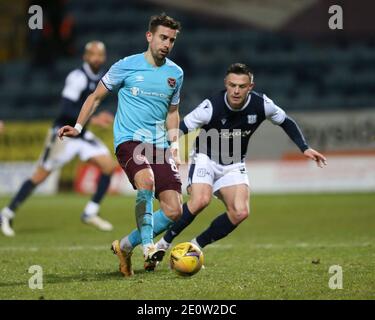 Dens Park, Dundee, Royaume-Uni. 2 janvier 2021. Scottish Championship football, Dundee FC versus Heart of Midlothian ; Oliver Lee of Heart of Midlothian et Jordan Marshall of Dundee Credit: Action plus Sports/Alay Live News Banque D'Images