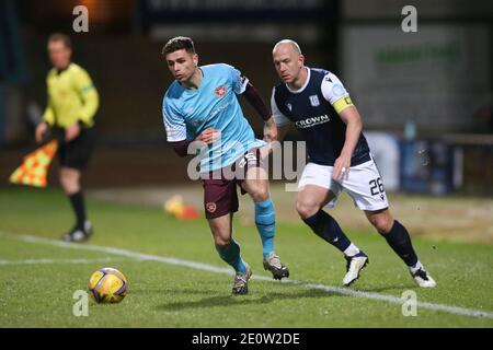 Dens Park, Dundee, Royaume-Uni. 2 janvier 2021. Scottish Championship football, Dundee FC versus Heart of Midlothian ; Jamie Brandon of Heart of Midlothian et Charlie Adam of Dundee crédit : action plus Sports/Alay Live News Banque D'Images