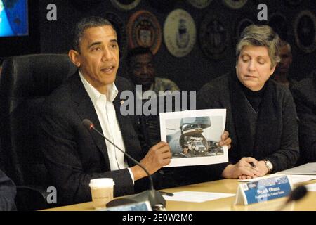 LE président AMÉRICAIN Barack Obama a visité le siège de l'Agence fédérale de gestion des urgences à Washington le 03 novembre 2012. Le Président a rencontré le personnel de la FEMA et des membres de son Cabinet, dont la secrétaire à la sécurité intérieure, Janet Napolitano, de droite, pour discuter des opérations de secours à la suite de l'ouragan Sandy. Photo de Bill Auth/ABACAPRESS.COM Banque D'Images