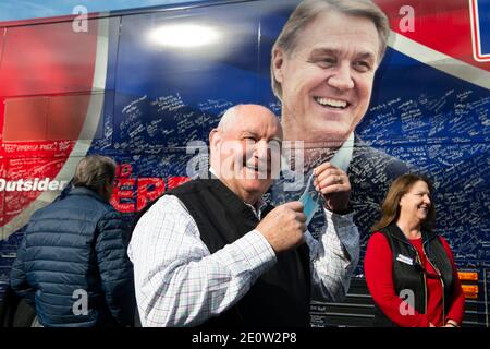 Woodstock, États-Unis. 2 janvier 2021. L'ancien gouverneur de Géorgie SONNY PERDUE et l'ancien gouverneur du Texas R. Perry font campagne à l'extérieur de la First Baptist Church Woodstock pour le cousin de Perdue David Perdue, sénateur en exercice pour la Géorgie, dans une course serrée avec J. Ossoff pour conserver son siège au sénat. Credit: Robin Rayne/ZUMA Wire/Alay Live News Banque D'Images