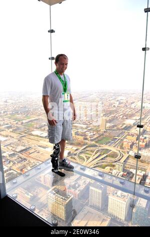 Après avoir perdu sa jambe gauche lors d'un accident de moto de 2009 à l'âge de 27 ans, Zac Vawter, le récipiendaire du premier contrôle neural au monde, a monté la Willis (anciennement Sears) Tower pendant l'ascension annuelle de Skyrise Chicago, il, USA le 4 novembre 2012. La Seattleite, ainsi que 2,700 autres personnes se rétablissant d'importantes blessures provenant de 38 États et de sept pays, ont participé à l'ascension du plus haut événement d'escalade d'escalier du monde de 103 étages à l'intérieur de l'escalier du bâtiment. 40 autres personnes qui ne pouvaient pas effectuer la montée réelle ont participé à un exercice équivalent de vélo à la main a tenu moi Banque D'Images