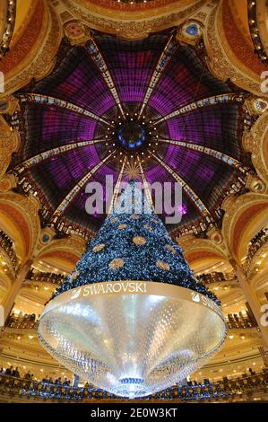 Un arbre de Noël Swarovski est vu dans le grand magasin Galeries Lafayette à Paris, France, le 6 novembre 2012. Le magasin a inauguré les illuminations et les vitrines animées du magasin en vue des fêtes de Noël et du nouvel an. Photo d'Alban Wyters/ABACAPRESS.COM Banque D'Images