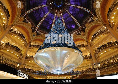 Un arbre de Noël Swarovski est vu dans le grand magasin Galeries Lafayette à Paris, France, le 6 novembre 2012. Le magasin a inauguré les illuminations et les vitrines animées du magasin en vue des fêtes de Noël et du nouvel an. Photo d'Alban Wyters/ABACAPRESS.COM Banque D'Images