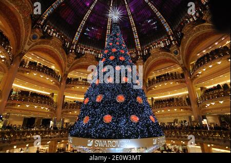 Un arbre de Noël Swarovski est vu dans le grand magasin Galeries Lafayette à Paris, France, le 6 novembre 2012. Le magasin a inauguré les illuminations et les vitrines animées du magasin en vue des fêtes de Noël et du nouvel an. Photo d'Alban Wyters/ABACAPRESS.COM Banque D'Images