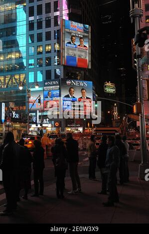 Les gens réagissent aux élections américaines de Times Square à New York, NY, USA, le 06 novembre 2012. Photo de Brad Barket/ABACAPRESS.COM Banque D'Images