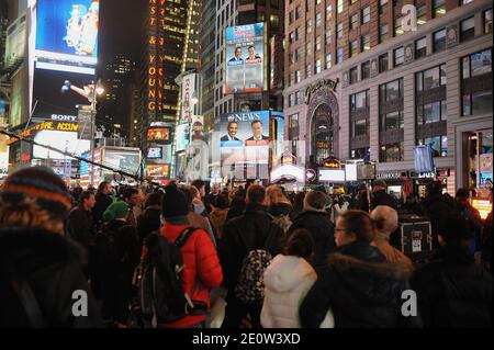 Les gens réagissent aux élections américaines de Times Square à New York, NY, USA, le 06 novembre 2012. Photo de Brad Barket/ABACAPRESS.COM Banque D'Images
