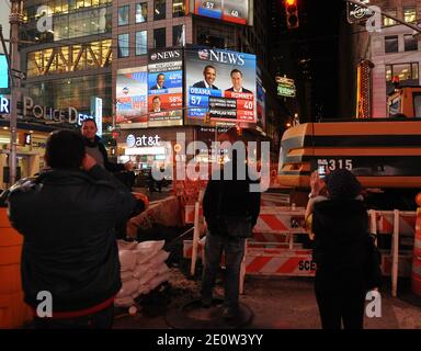 Les gens réagissent aux élections américaines de Times Square à New York, NY, USA, le 06 novembre 2012. Photo de Brad Barket/ABACAPRESS.COM Banque D'Images