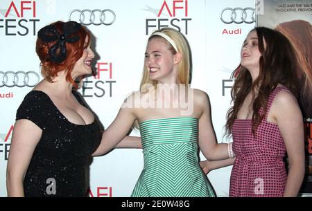 Christina Hendricks, elle Fanning, Alice Engvert, la projection spéciale de Ginger et Rosa au festival de cinéma AFI 2012 au Grauman's Chinese Theatre de Los Angeles, CA, Etats-Unis. 7 novembre 2012. (En photo : Christina Hendricks, elle Fanning, Alice Englert). Photo de Baxter/ABACAPRESS.COM Banque D'Images